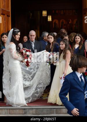 Una sposa appena sposata e la sua festa di nozze partono dalla basilica cattedrale di San Francesco d'Assisi dopo un matrimonio a Santa Fe, New Mexico. Foto Stock