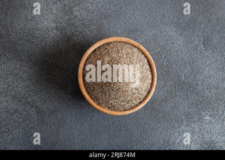 Pepe nero polvere su sfondo nero, vista dall'alto Foto Stock