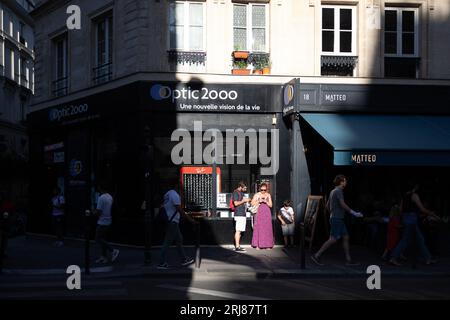 Parigi, Francia. 21 agosto 2023. Persone e turisti durante il tramonto nella zona dei Grands Boulevards, nel 9° arrondissement di Parigi, durante l'estate il 21 agosto 2023. Foto di Raphael Lafargue/ABACAPRESS.COM Credit: Abaca Press/Alamy Live News Foto Stock