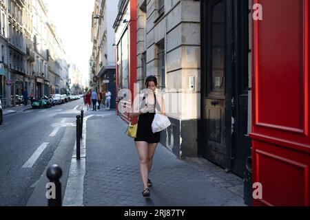 Parigi, Francia. 21 agosto 2023. Persone e turisti durante il tramonto nella zona dei Grands Boulevards, nel 9° arrondissement di Parigi, durante l'estate il 21 agosto 2023. Foto di Raphael Lafargue/ABACAPRESS.COM Credit: Abaca Press/Alamy Live News Foto Stock