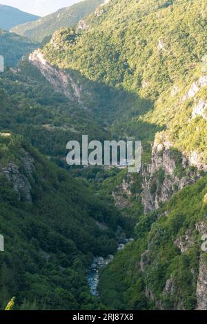 Splendida vista con un fiume tra due montagne. Foto Stock