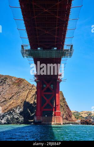 Vista dal lato inferiore del Golden Gate Bridge con le acque instabili della baia di San Francisco Foto Stock