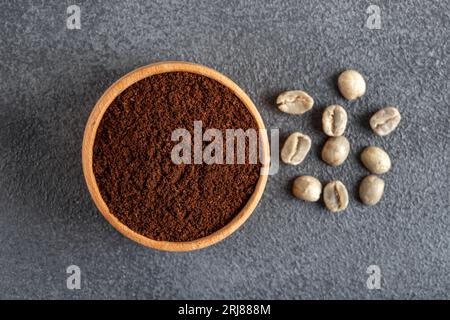 Chicchi di caffè con una ciotola di caffè macinato, vista dall'alto Foto Stock