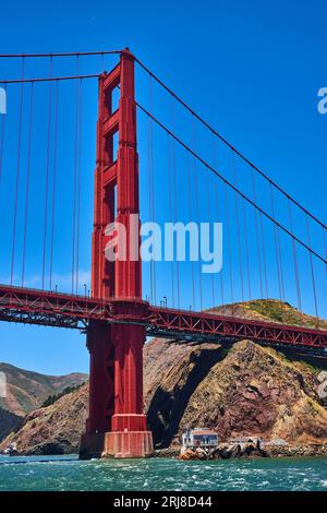 Ravvicinati alla vista laterale del Golden Gate Bridge nelle giornate di sole con cieli azzurri Foto Stock