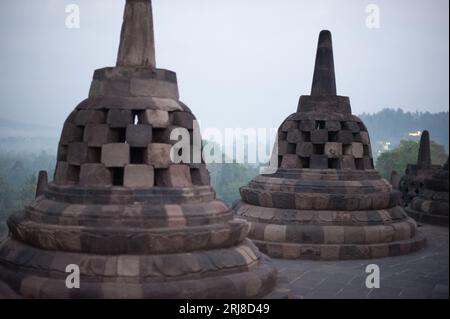 Borobudur all'alba, stupa con altri stupa sullo sfondo. Colorato ma silenzioso. Foto Stock