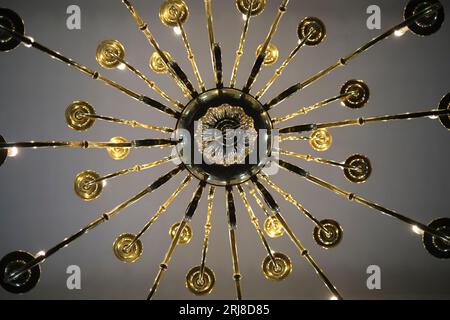 Lampadario all'interno della chiesa di St Pauls a Deptford, Londra sud, Inghilterra, Regno Unito Foto Stock
