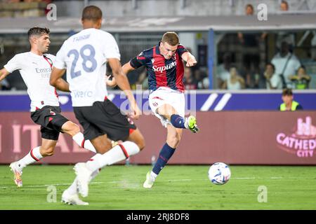 Bologna, Italia. 21 agosto 2023. Lewis Ferguson di Bologna cerca di segnare durante la partita di Bologna FC vs AC Milan, serie A di calcio italiano a Bologna, Italia, 21 agosto 2023 crediti: Agenzia fotografica indipendente/Alamy Live News Foto Stock