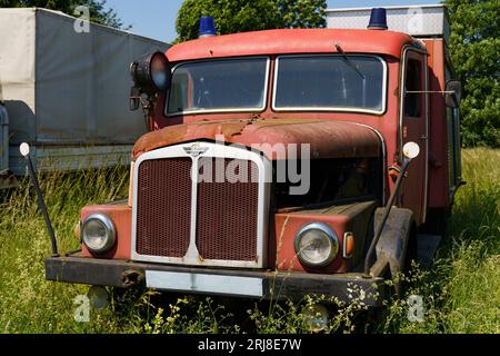 Waltershausen, Germania - 11 giugno 2023: Old Broken IFA S4000 Feuerwehr in piedi sull'erba. Foto Stock