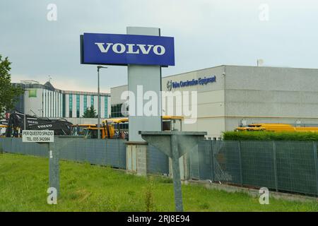 Brescia, Italia - 13 giugno 2023: Veduta del centro vendite di attrezzature per l'edilizia Volvo. Foto Stock