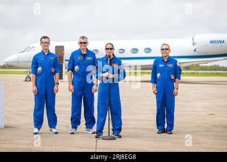 USA. 20 agosto 2023. Membri della missione SpaceX Crew-7 della NASA (cosmonauta Roscosmos Konstantin Borisov, sinistra, astronauta dell'Agenzia spaziale europea Andreas Mogensen, secondo da sinistra, astronauta della NASA Jasmin Moghbeli, secondo da destra, e l'astronauta della Japan Aerospace Exploration Agency Satoshi Furukawa, giusto) parla con i media e posa per una foto al Launch and Landing Facility presso il Kennedy Space Center della NASA in Florida il 20 agosto 2023. il lancio è previsto per agosto 25. (Foto di Alex G. Perez/Sipa USA) credito: SIPA USA/Alamy Live News Foto Stock