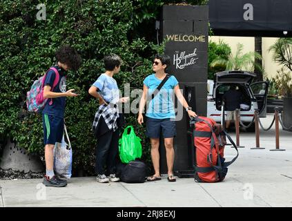 Los Angeles, Stati Uniti. 21 agosto 2023. I turisti attendono il loro passaggio fuori dall'Hollywood Roosevelt Hotel a Los Angeles lunedì 21 agosto 2023. La pioggia della tempesta tropicale Hilary si è attenuata oggi mentre il sistema meteorologico instabile si è spostato a nord, ma le docce sporadiche hanno continuato a cadere e le operazioni di pulizia erano in corso mentre i flussi di fango e le inondazioni hanno colpito alcune strade e autostrade. Non ci sono state notizie di gravi lesioni o danni dovuti alla tempesta che ha scatenato la sua furia nella regione per tutto il giorno domenica. Foto di Jim Ruymen/UPI credito: UPI/Alamy Live News Foto Stock