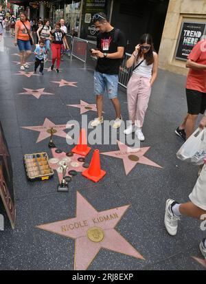 Los Angeles, Stati Uniti. 21 agosto 2023. I turisti scattano foto lungo la Hollywood Walk of Fame a Los Angeles lunedì 21 agosto 2023. La pioggia della tempesta tropicale Hilary si è attenuata oggi mentre il sistema meteorologico instabile si è spostato a nord, ma le docce sporadiche hanno continuato a cadere e le operazioni di pulizia erano in corso mentre i flussi di fango e le inondazioni hanno colpito alcune strade e autostrade. Non ci sono state notizie di gravi lesioni o danni dovuti alla tempesta che ha scatenato la sua furia nella regione per tutto il giorno domenica. Foto di Jim Ruymen/UPI credito: UPI/Alamy Live News Foto Stock