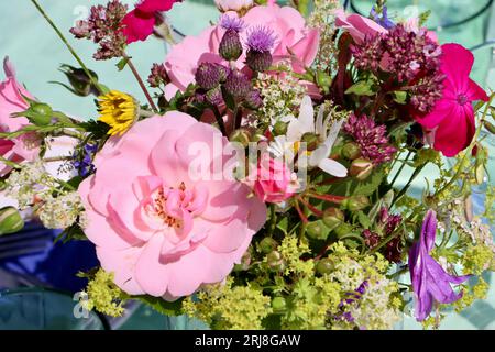 Romantico bouquet di fiori da giardino svedesi e fiori selvatici Foto Stock