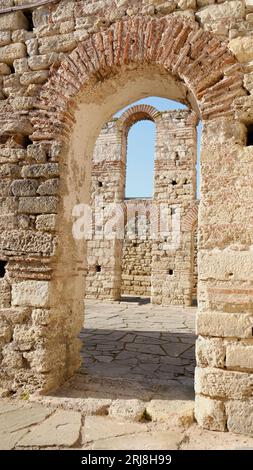 Vista dalla vecchia finestra nell'antica chiesa Foto Stock