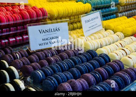 Realizzati con farina di mandorle, i macaron sono una pasticceria specializzata venduta a Budapest, in Ungheria. Foto Stock