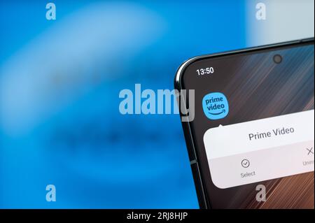 New York, USA - 20 agosto 2023: Opzioni dell'app prime video sullo schermo dello smartphone primo piano con sfondo sfocato del logo Foto Stock