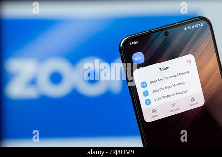New York, USA - 20 agosto 2023: Opzioni dell'app Zoom sullo schermo dello smartphone primo piano con sfondo sfocato del logo Foto Stock