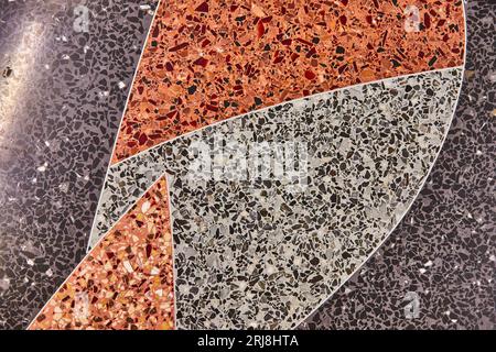 Pavimento in terrazzo con forme geometriche astratte in colori più scuri Foto Stock
