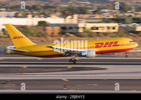 Un Boeing 767-200 cargo DHL sta per atterrare sulla pista 25L all'aeroporto Sky Harbor di Phoenix. Foto Stock