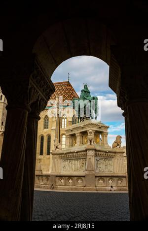 Monumentale statua in bronzo del primo re d'Ungheria e chiesa di San Mattia in stile gotico, Budapest. Foto Stock