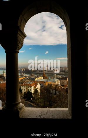 Bastione dei pescatori in stile neomanico a Budapest, affacciato sul Danubio, sulle guglie e sui campanili a Budapest in Ungheria Foto Stock
