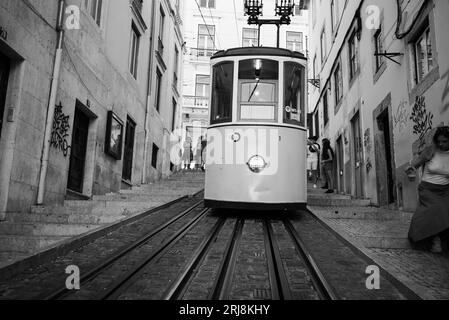 LISBONA PORTOGALLO; 08/21/2023, vista sull'Elevador da Bica, o Ascensor de Bica, è una funicolare situata sulla Rua da Bica a Belo Duarte a Lisbona Foto Stock