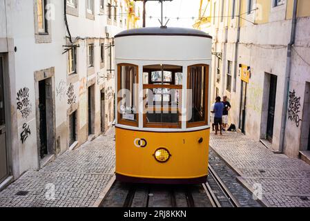 LISBONA PORTOGALLO; 08/21/2023, vista sull'Elevador da Bica, o Ascensor de Bica, è una funicolare situata sulla Rua da Bica a Belo Duarte a Lisbona Foto Stock