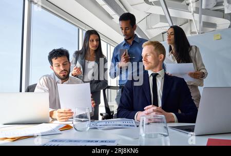 Team di uffici diversificati, professionisti impegnati in riunioni nella sala riunioni. Foto Stock
