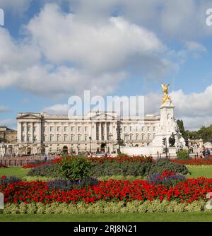 Red Geraniums Gardens di fronte a Buckingham Palace Londra Foto Stock