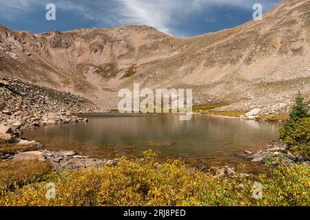 Il lago Ruby Jewel ad alta quota è una destinazione turistica per gli escursionisti. Il Lewis Peak, alto 12.654 metri, si innalza sopra il remoto paesaggio del Colorado nel Rawah Mounta Foto Stock