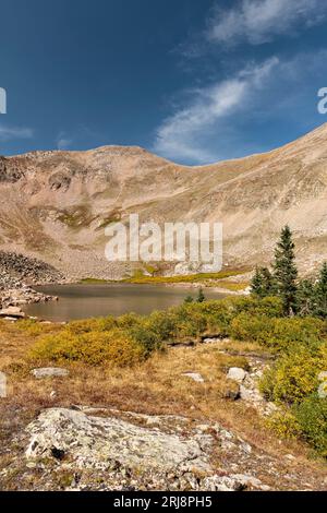 Il Lewis Peak, alto 12.654 metri, sorge sopra il lago Ruby Jewell, Colorado. Il lago Ruby Jewell è un'escursione, come molti fanno in questa destinazione del Colorado settentrionale. Foto Stock