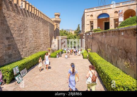 Palma di Maiorca, Spagna - 28 luglio 2023: Incredibile Palazzo reale di la Almudaina a Palma. Foto Stock