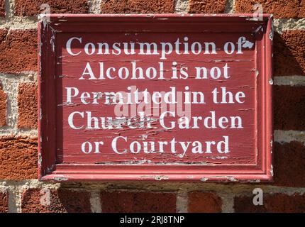 No Alcohol Sign nel cortile della chiesa di St James Piccadilly Londra Inghilterra Regno Unito Foto Stock