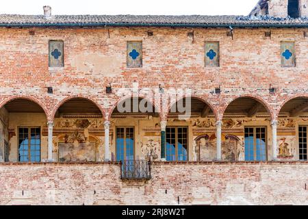 Loggia affrescata del castello medievale "Rocca Sanvitale", nel centro abitato di Fontanellato, costruito nel XII secolo, provincia di Parma, Italia Foto Stock