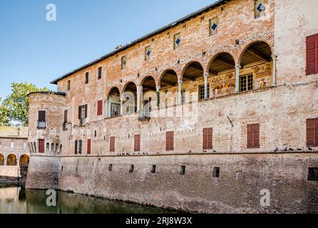 Loggia affrescata del castello medievale "Rocca Sanvitale", nel centro abitato di Fontanellato, costruito nel XII secolo, provincia di Parma, Italia Foto Stock