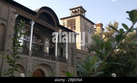 Esempio iconico di architettura iraniana, lo Shams ol-Emareh a Teheran, Iran, è uno splendido edificio storico Foto Stock