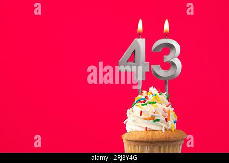 Biglietto di compleanno orizzontale con torta - candela bruciante numero 43 Foto Stock