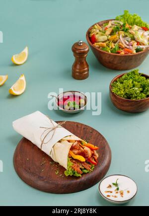 Un delizioso piatto Shawarma con carne alla griglia e verdure fresche Foto Stock