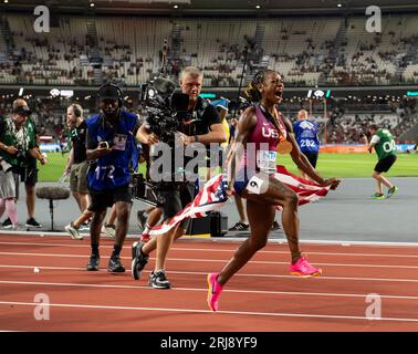 Budapest, Ungheria. 21 agosto 2023. La troupe di telecamere ha difficoltà a tenere il passo con SHa'Carri Richardson, statunitense, mentre celebra la vittoria dell'oro nella finale femminile dei 100 m del terzo giorno dei Campionati mondiali di atletica leggera di Budapest, il 21 agosto 2023. Foto di Gary Mitchell/Alamy Live News Credit: Gary Mitchell, GMP Media/Alamy Live News Foto Stock