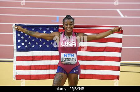 Budapest, Ungheria. 21 agosto 2023. SHa'Carri Richardson degli Stati Uniti celebra la vittoria dell'oro nella finale femminile dei 100 m nella terza giornata dei Campionati mondiali di atletica leggera di Budapest il 21 agosto 2023. Foto di Gary Mitchell/Alamy Live News Credit: Gary Mitchell, GMP Media/Alamy Live News Foto Stock