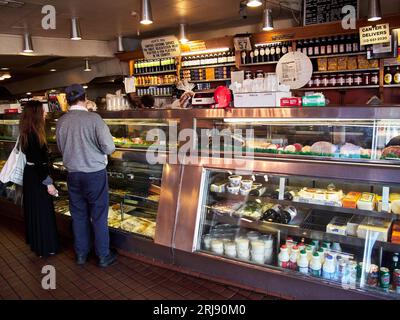 Los Angeles, California, USA. 15 novembre 2009. Gli espositori gastronomici del Canter's Deli in Fairfax Avenue a Los Angeles. (Immagine di credito: © Ian L. Sitren/ZUMA Press Wire) SOLO USO EDITORIALE! Non per USO commerciale! Foto Stock