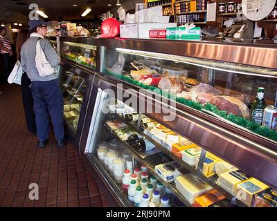 Los Angeles, California, USA. 15 novembre 2009. Gli espositori gastronomici del Canter's Deli in Fairfax Avenue a Los Angeles. (Immagine di credito: © Ian L. Sitren/ZUMA Press Wire) SOLO USO EDITORIALE! Non per USO commerciale! Foto Stock