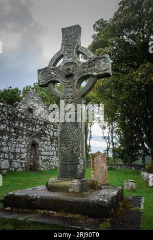 La Kildalton Cross è un'alta croce monolitica a forma di croce celtica nel cimitero dell'ex chiesa parrocchiale di Kildalton sull'isola di Islay Foto Stock