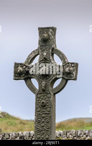 La Kildalton Cross è un'alta croce monolitica a forma di croce celtica nel cimitero dell'ex chiesa parrocchiale di Kildalton sull'isola di Islay Foto Stock