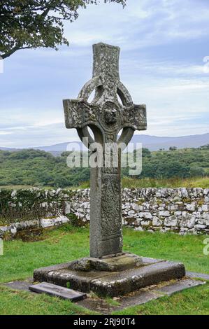 La Kildalton Cross è un'alta croce monolitica a forma di croce celtica nel cimitero dell'ex chiesa parrocchiale di Kildalton sull'isola di Islay Foto Stock