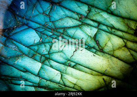 Foto macro di una pietra di labradorite verde e blu colorata. Foto Stock