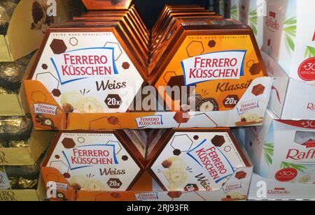 WETZLAR, ASSIA, GERMANIA 03-14-2022: Ferrero Kuesschen cioccolatini in uno scaffale. Ferrero è un produttore italiano di cioccolato e dolciumi di marca Foto Stock