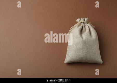 Borsa da rapina su sfondo marrone, vista dall'alto. Spazio per il testo Foto Stock