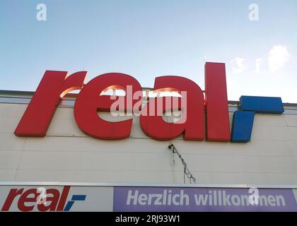 WETZLAR, ASSIA, GERMANIA 03-14-2022: LOGO REALE sulla facciata di un centro commerciale a Wetzlar. Real è stato creato nel 1992 all'interno del gruppo Metro. Da Januar Foto Stock