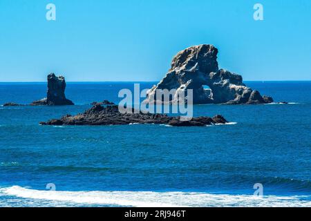 Sea Stacks presso l'isolata Indian Beach, l'Ecola State Park, Seaside, Oregon Foto Stock